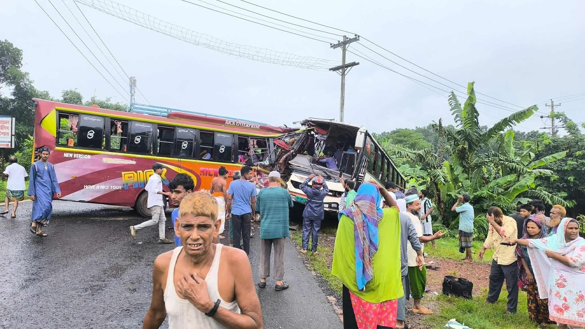 ফরিদপুরে ২ বাসের মুখোমুখি সংঘর্ষে নিহত ৩