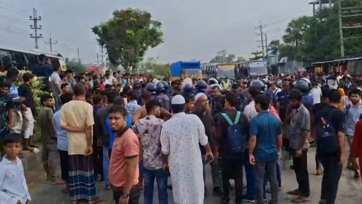 গাজীপুরে ঢাকা-ময়মনসিংহ মহাসড়ক অবরোধ শ্রমিকদের, ধাওয়া-পাল্টাধাওয়া