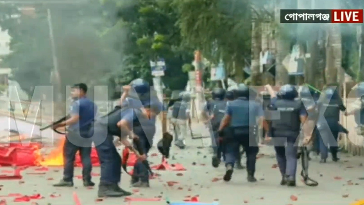 উত্তাল গোপালগঞ্জ: এনসিপির সমাবেশস্থলেও আগুন, সবাইকে ছুটে যাবার আহ্বান সারজিসের