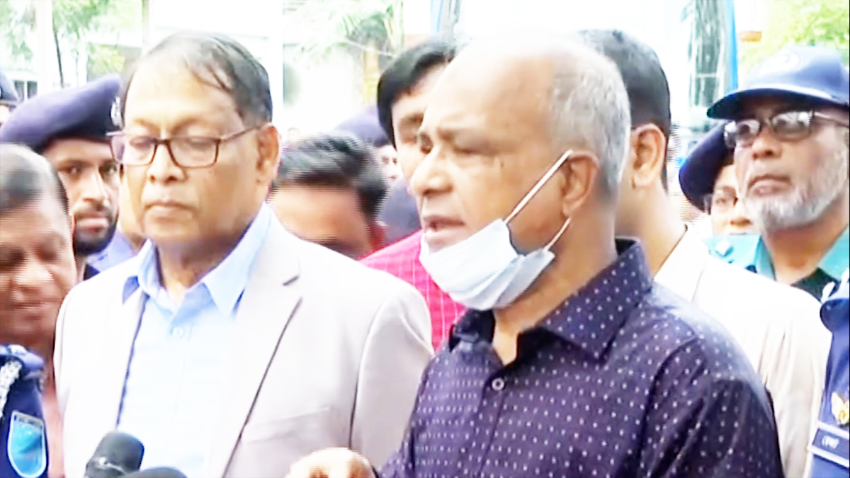 মিটফোর্ডের ঘটনায় ব্যবস্থা নিচ্ছে আইনশৃঙ্খলা বাহিনী: স্বরাষ্ট্র উপদেষ্টা