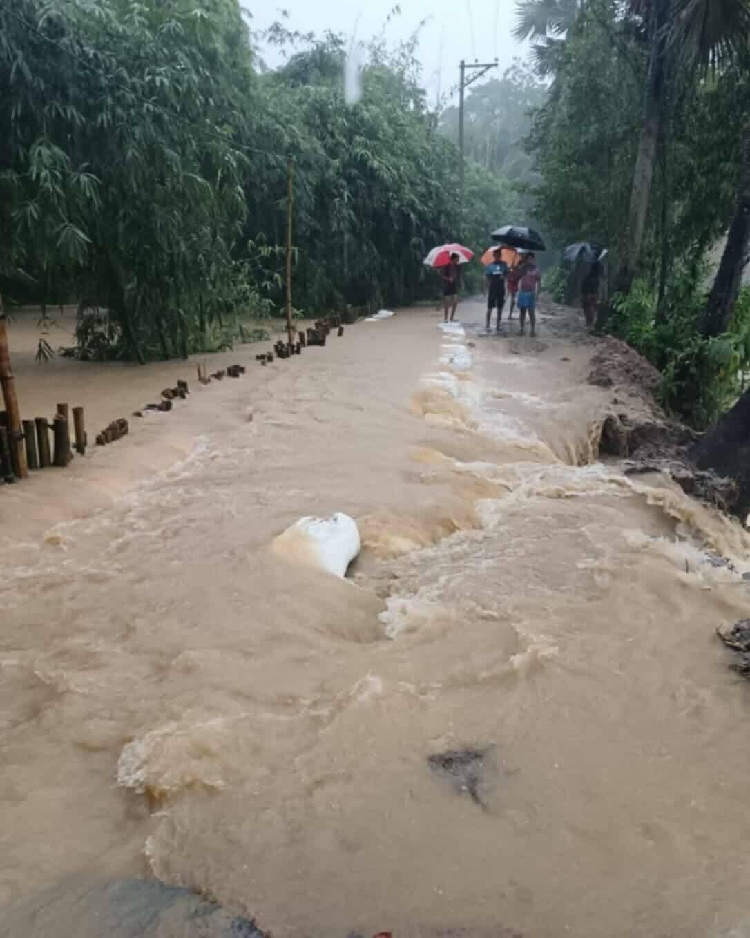 বাঁধ ভেঙে ফেনীর ১৫ গ্রাম প্লাবিত, ১৩১টি আশ্রয়কেন্দ্র চালু
