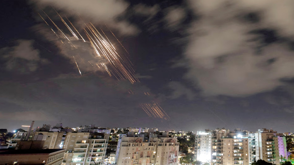 আবারও মিসাইল হামলা ইসরায়েলে, প্রতিশোধের অঙ্গীকার প্রতিরক্ষামন্ত্রীর