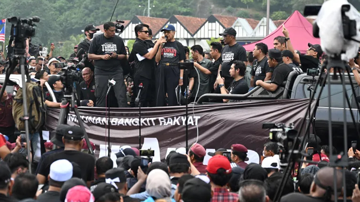 মালয়েশিয়ায় বিক্ষোভ: জীবনযাত্রার ব্যয় বৃদ্ধির প্রতিবাদে প্রধানমন্ত্রীর পদত্যাগের দাবি