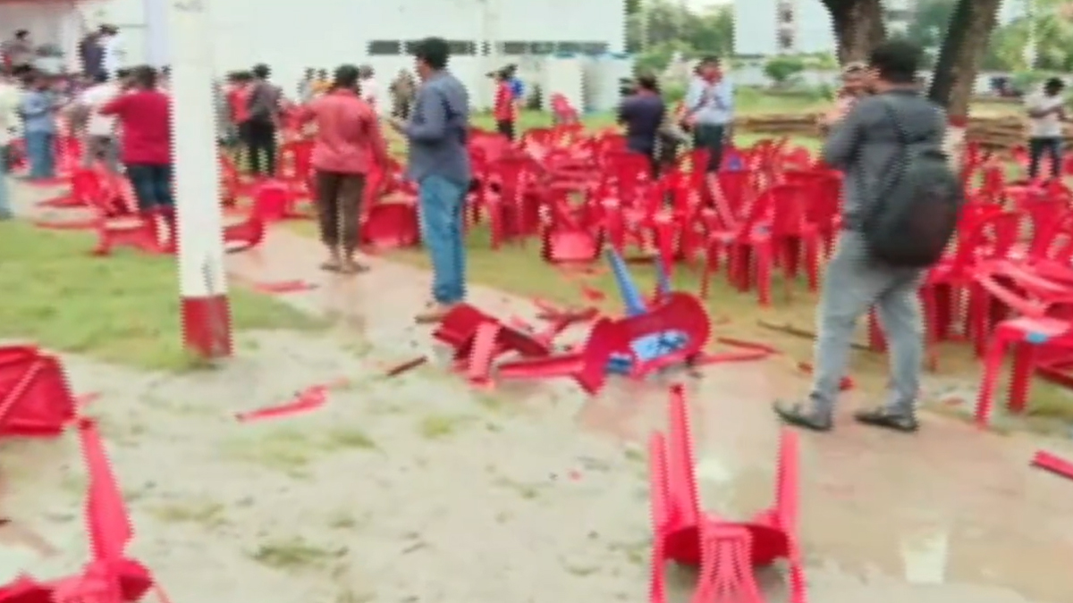 স্লোগান দিয়ে গোপালগঞ্জে এনসিপির সমাবেশে হামলা, ককটেল ও ইটপাটকেল নিক্ষেপ