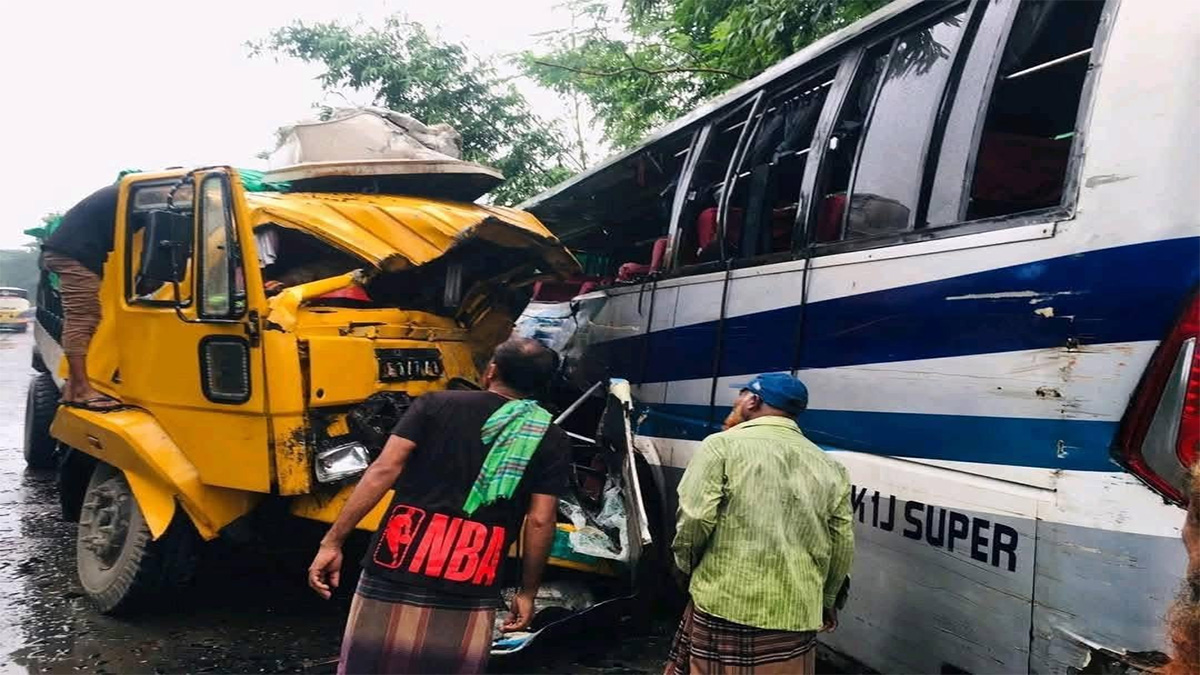 পাবনায় বাস-ট্রাকের মুখোমুখি সংঘর্ষে ৩ জন নিহত