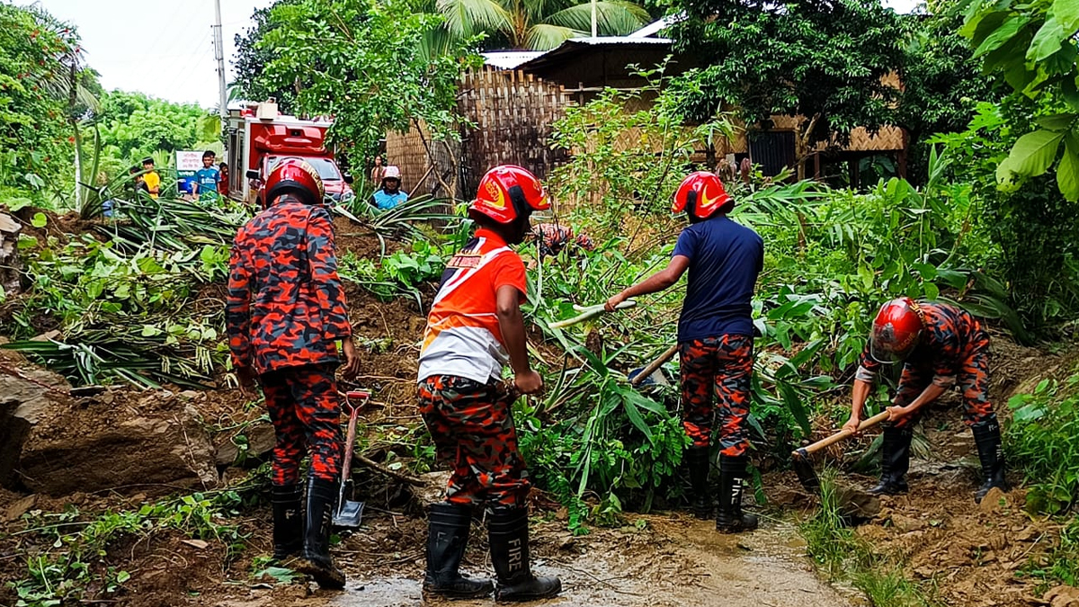 সাজেক-বাঘাইহাট সড়কে পাহাড় ধসের ৭ ঘণ্টা পর যান চলাচল স্বাভাবিক, ফিরছেন পর্যটকরা