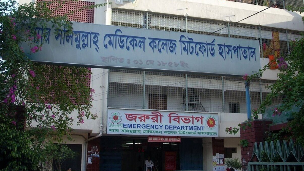 সলিমুল্লাহ মেডিকেল কলেজের সামনে দুই গ্রুপের সংঘর্ষে যুবক নিহত, আটক ২