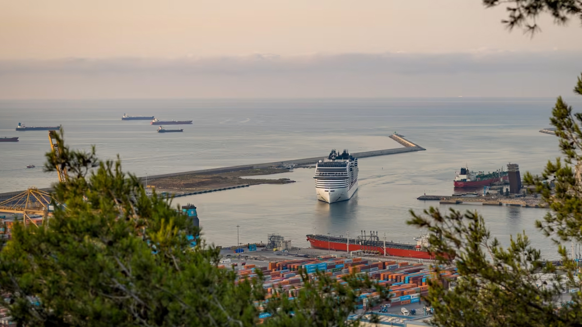 পর্যটকদের চাপ কমাতে দুটি ক্রুজ টার্মিনাল বন্ধ করছে বার্সেলোনা