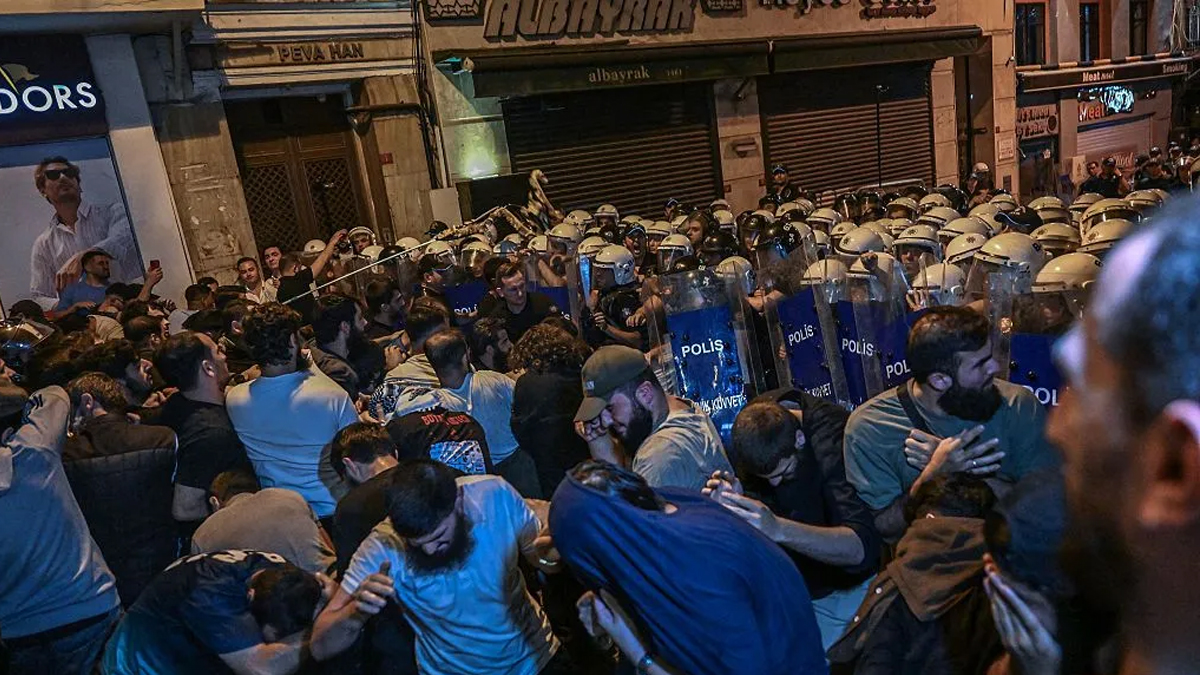 মহানবী (সা.) ও মুসা (আ.)-কে নিয়ে ব্যাঙ্গাত্মক চিত্র আঁকায় তুরস্কে চার কার্টুনিস্ট গ্রেফতার