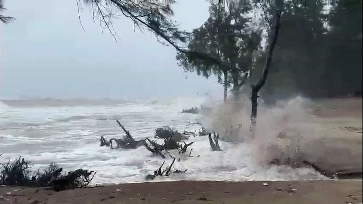 ঢেউয়ের আঘাতে মেরিন ড্রাইভে ভাঙন, দুর্ভোগে উপকূলের প্লাবিত অঞ্চলের মানুষ