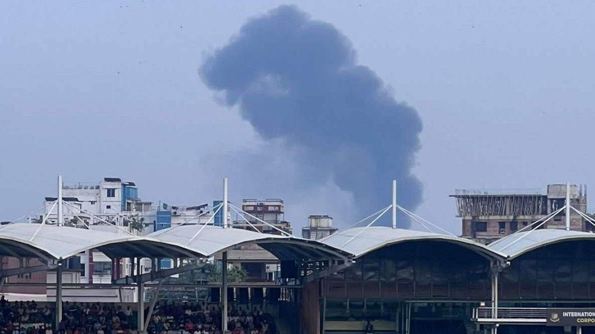 রাজধানীর শেওড়াপাড়ায় একটি ভবনে আগুন