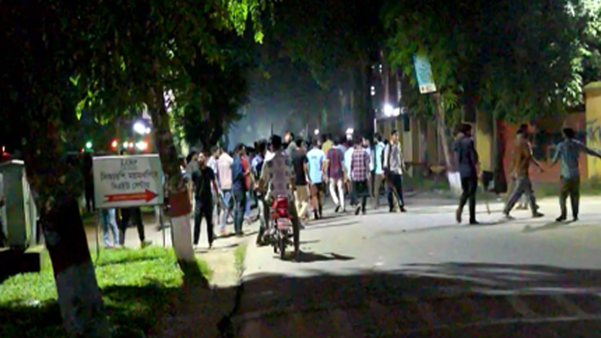 অনির্দিষ্টকালের জন্য বাকৃবি বন্ধ ঘোষণা, দুই প্লাটুন বিজিবি মোতায়েন