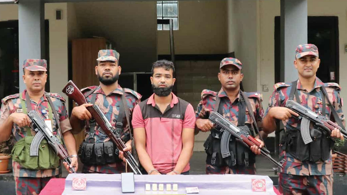 ভারতে পাচারকালে ৫ স্বর্ণের বারসহ আটক ১