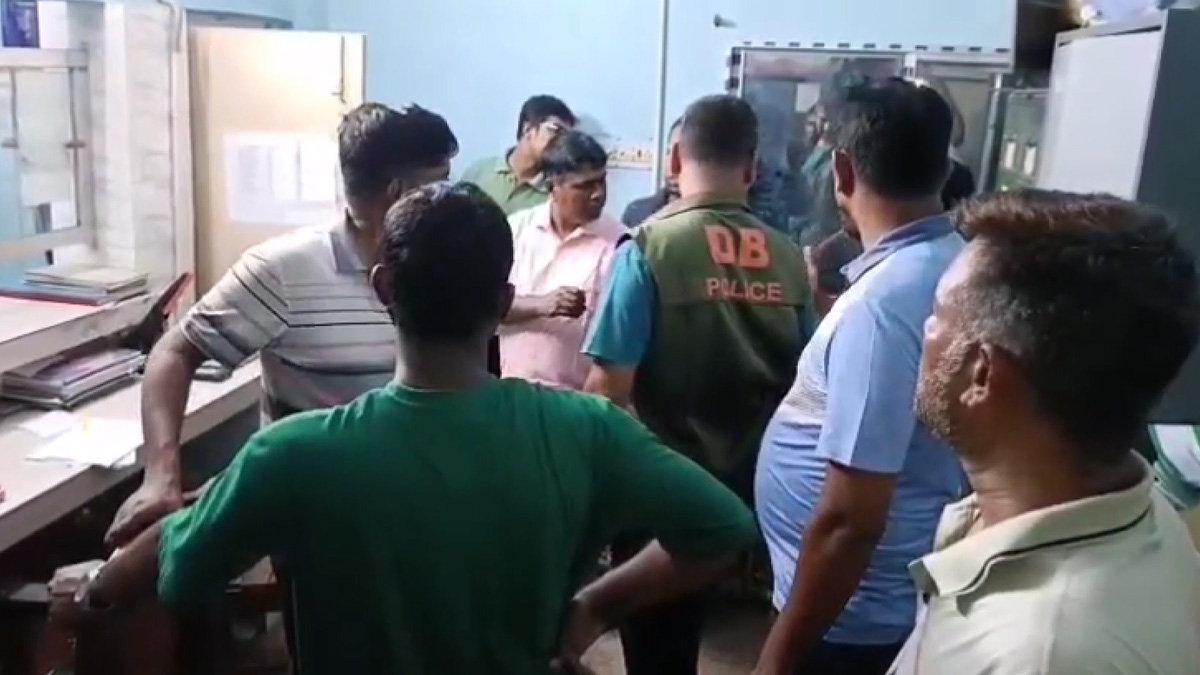 খুলনায় কৃষি ব্যাংকের ভল্ট ভেঙে ১৬ লাখ টাকা লুট, ৩ নিরাপত্তাকর্মী আটক