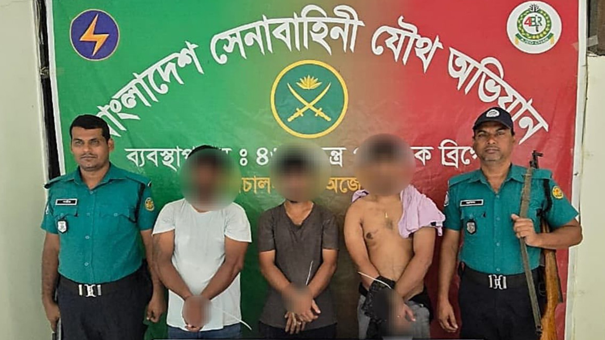 পুরান ঢাকায় যৌথবাহিনীর অভিযানে অস্ত্রসহ গ্রেফতার ৪ জন