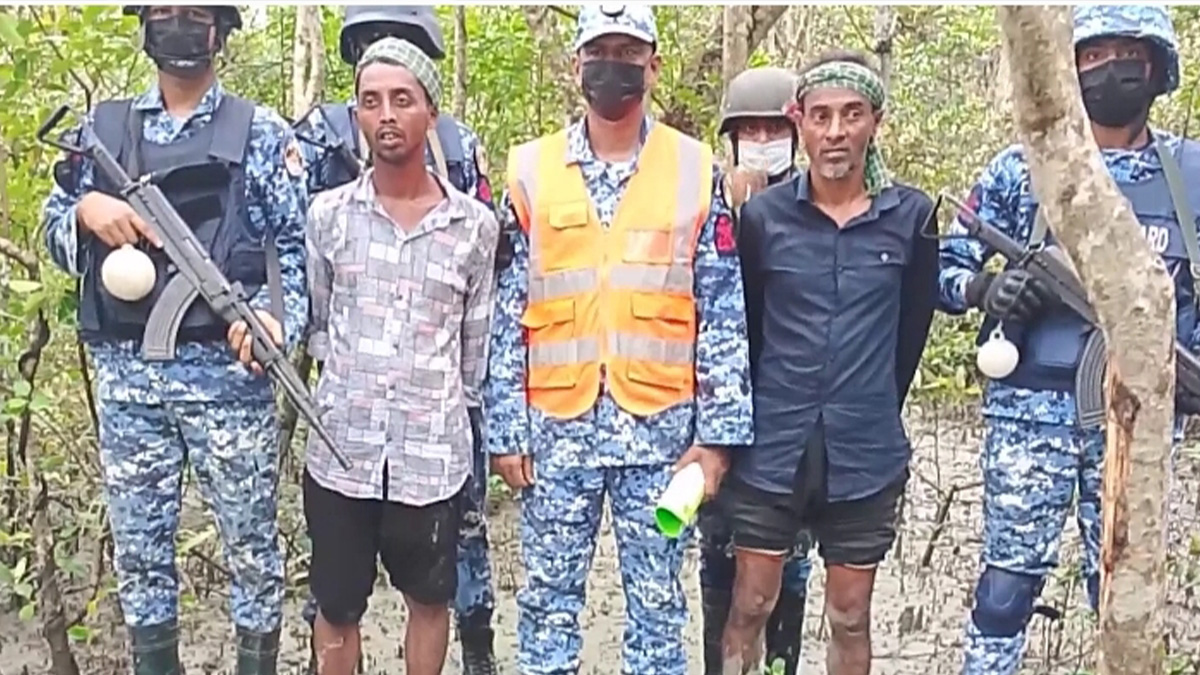 সুন্দরবনে অস্ত্র-গোলাবারুদসহ আটক ২ ডাকাত