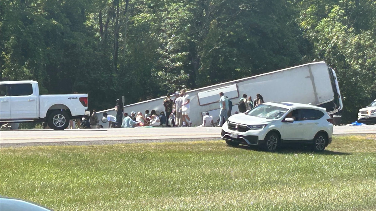 নিউইয়র্কে পর্যটকবাহী বাস উল্টে নিহত ৫