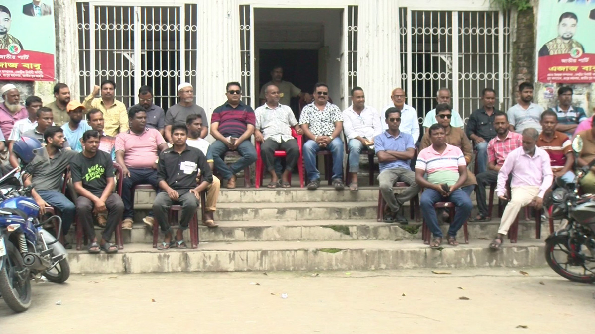 হামলার শঙ্কায় রংপুরে জাতীয় পার্টি কার্যালয়ে নেতাকর্মীদের অবস্থান