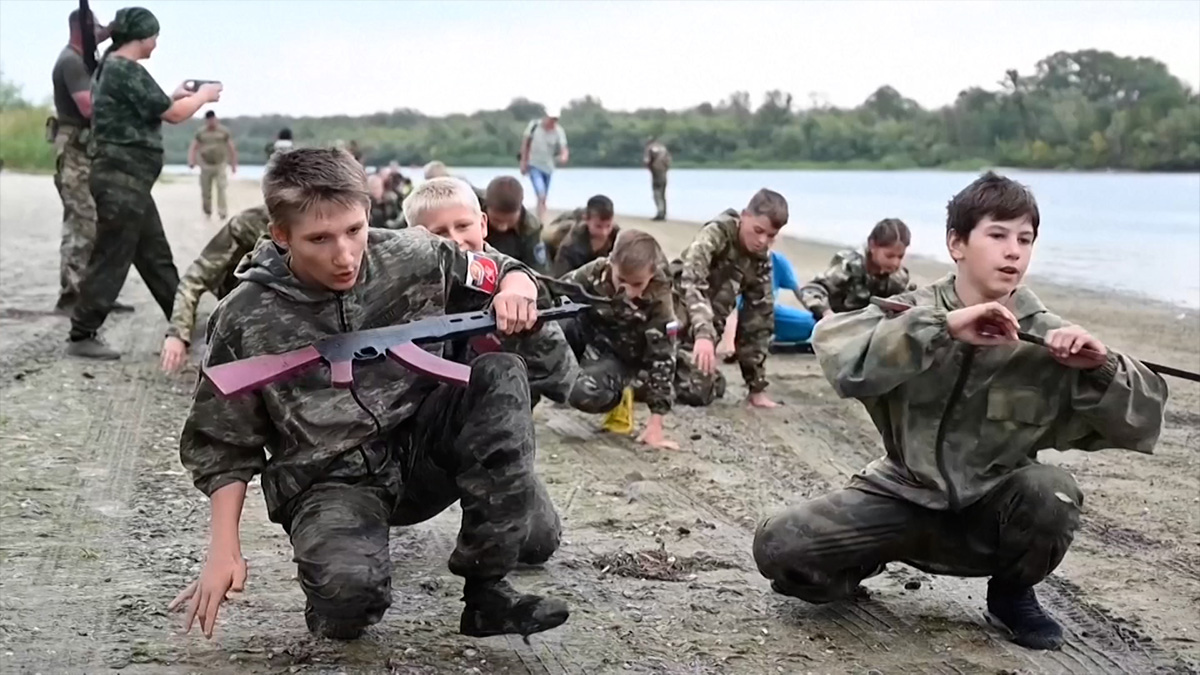 রাশিয়ায় স্কুল শিক্ষার্থীদের দেয়া হচ্ছে সামরিক প্রশিক্ষণ