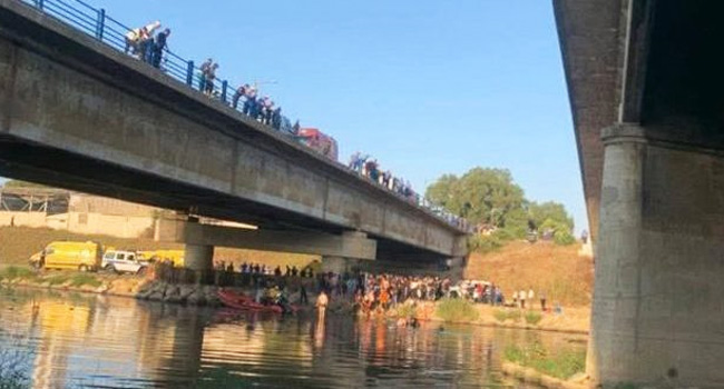 আলজেরিয়ায় যাত্রীবাহী বাস নদীতে পড়ে নিহত ১৮