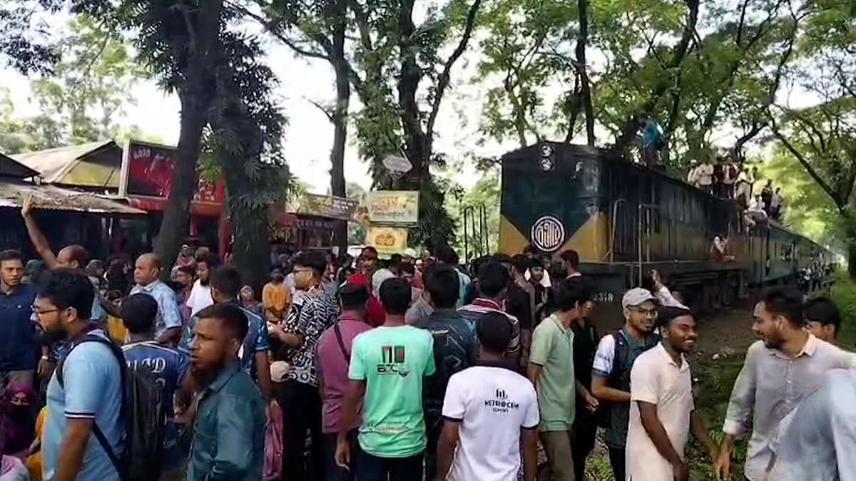 তিন দাবিতে বাকৃবি শিক্ষার্থীদের ঢাকা-ময়মনসিংহ রেলপথ অবরোধ