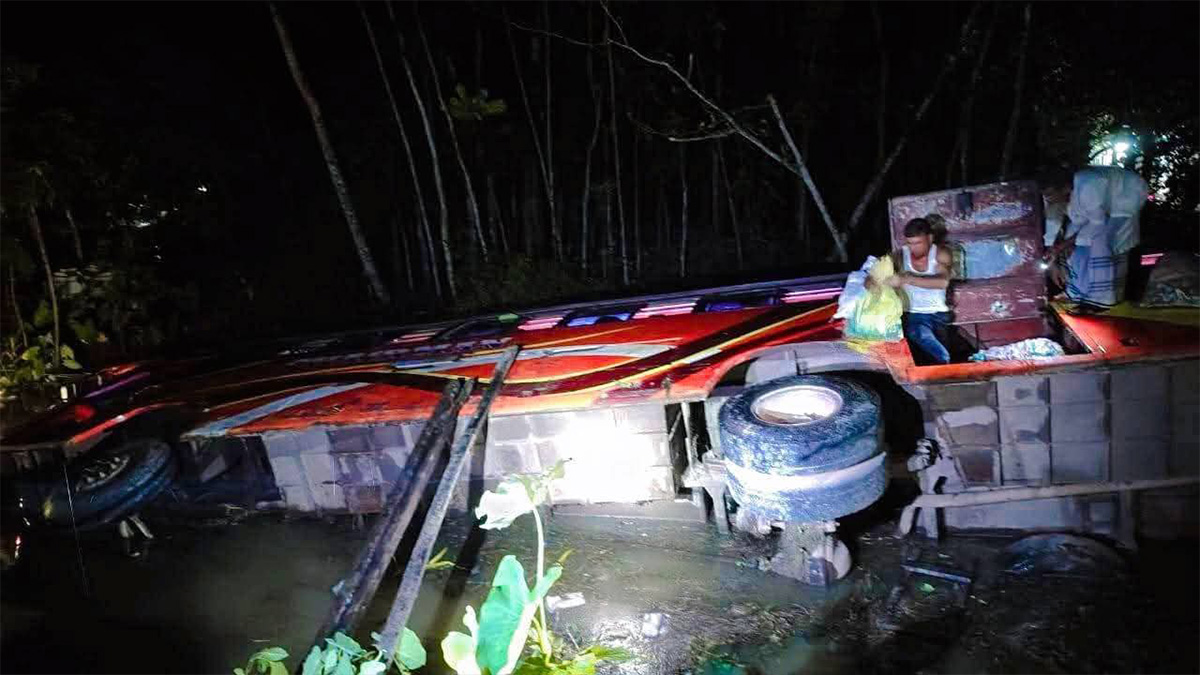 পটুয়াখালীতে যাত্রীবাহী বাস পুকুরে উল্টে পড়ে আহত ১০