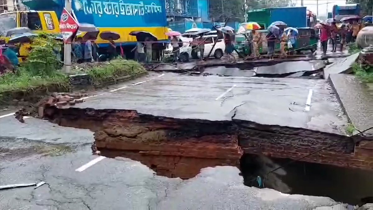 চট্টগ্রামে পানির তোড়ে কালভার্ট ভেঙে হলো দুইভাগ