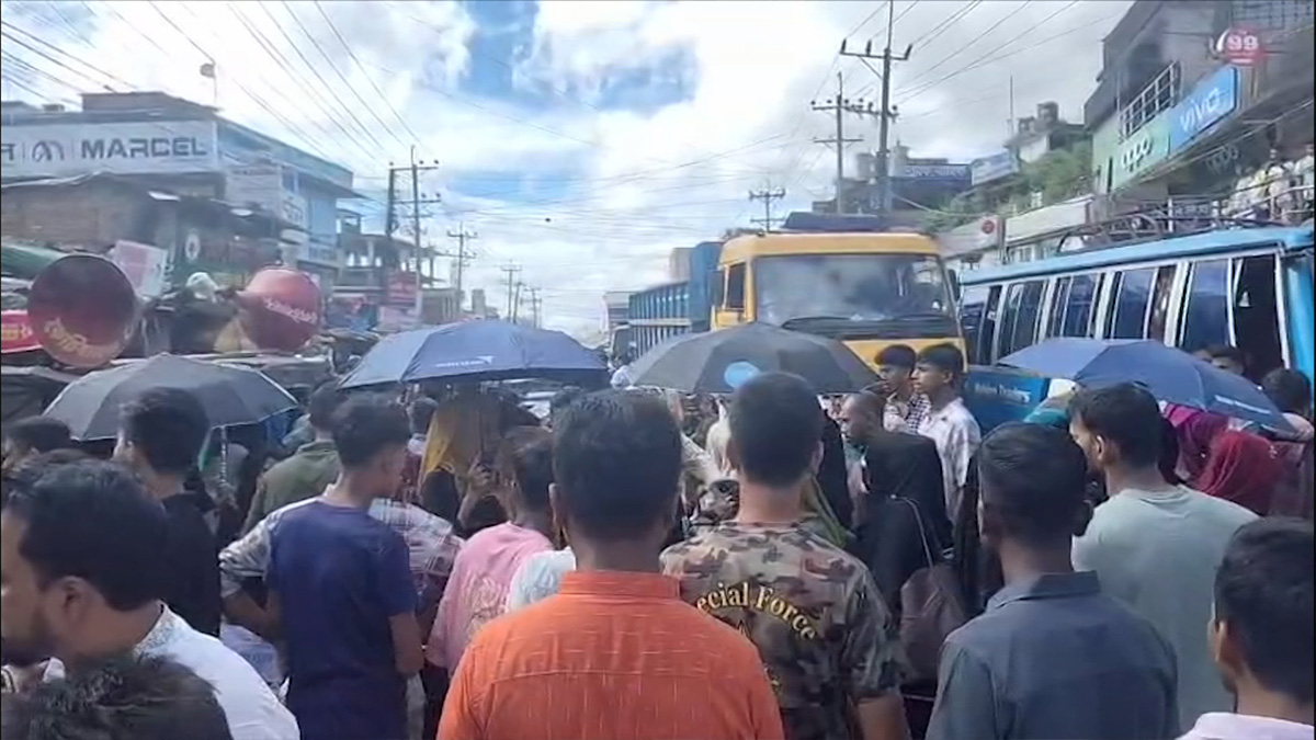কক্সবাজার-টেকনাফ আঞ্চলিক সড়ক অবরোধ করে বিক্ষোভ চাকুরিচ্যুত শিক্ষকদের