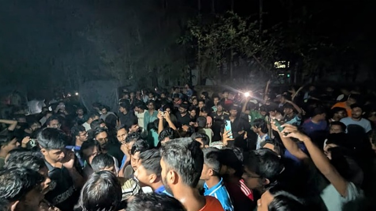 চবি শিক্ষার্থীদের সঙ্গে স্থানীয়দের সংঘর্ষ, আহত অর্ধশতাধিক