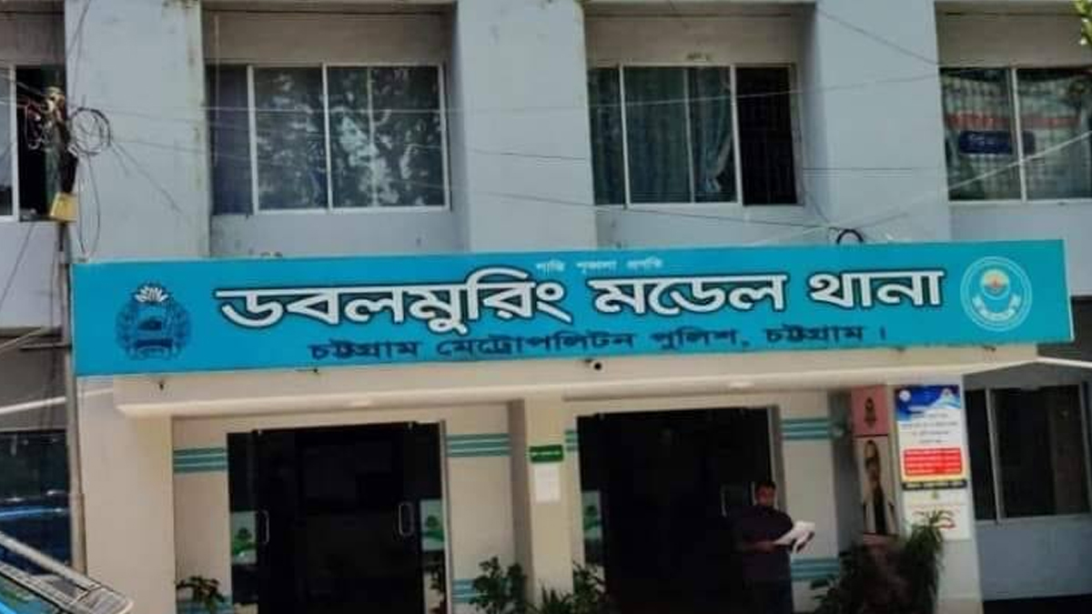 চট্টগ্রামে সংবাদ সংগ্রহকালে ২ গণমাধ্যমকর্মীকে পুলিশের হেনস্তা