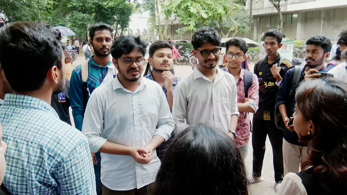 ডাকসু নির্বাচনে দ্বিতীয় দিনের মতো প্রচারণা চলছে ঢাবি ক্যাম্পাসে