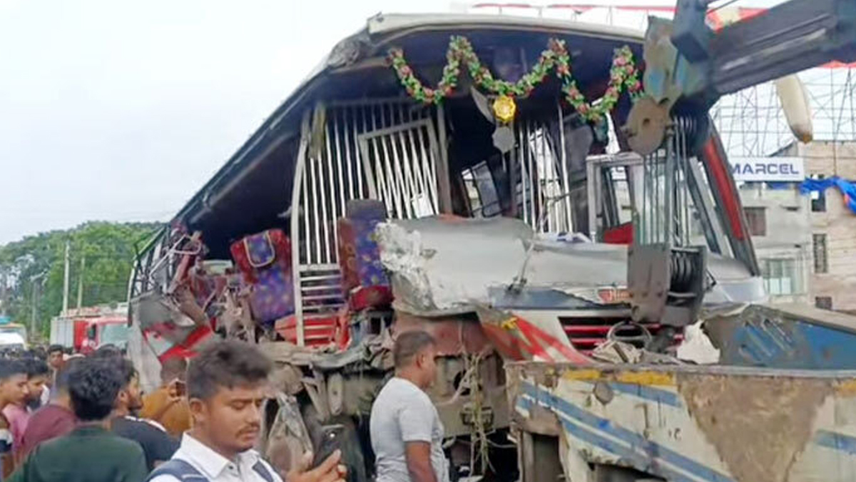 ফরিদপুরে দুই বাসের মুখোমুখি সংঘর্ষে নিহত ৩, আহত ১৫