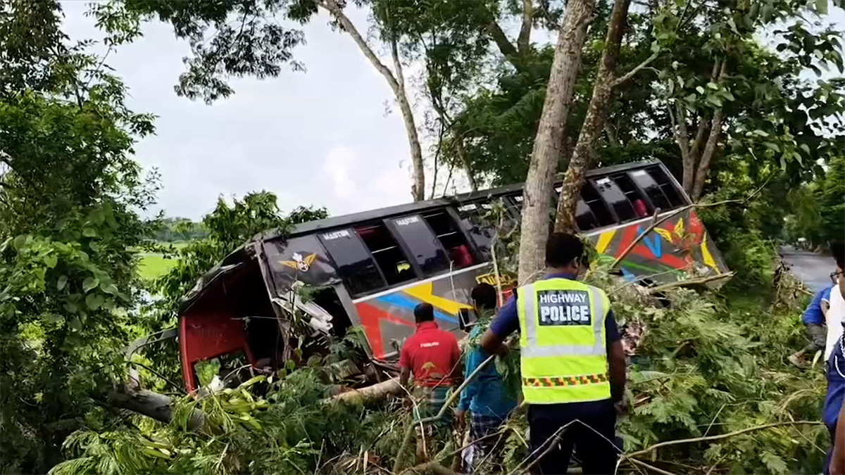 গোপালগঞ্জে যাত্রীবাহী বাস খাদে পড়ে আহত ২০