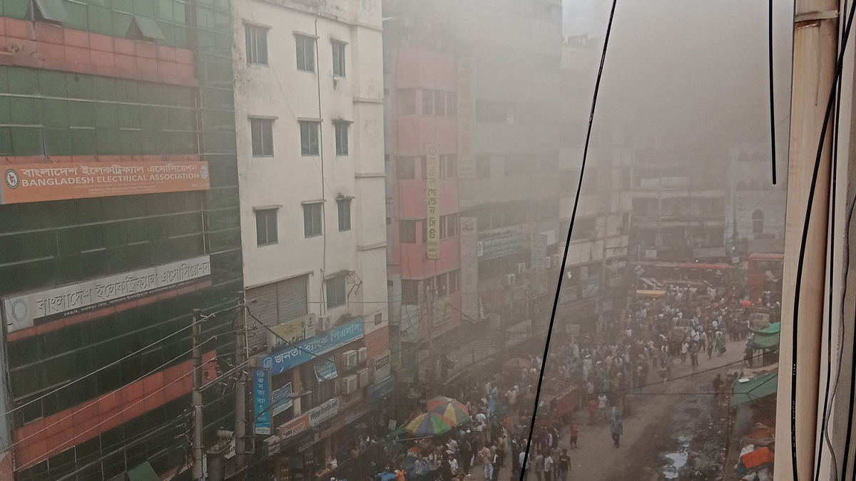 গুলিস্তানের সুন্দরবন স্কয়ার মার্কেটে আগুন, নিয়ন্ত্রণে ১১ ইউনিট