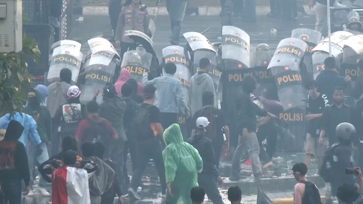 যে কারণে বিক্ষোভে উত্তাল ইন্দোনেশিয়া
