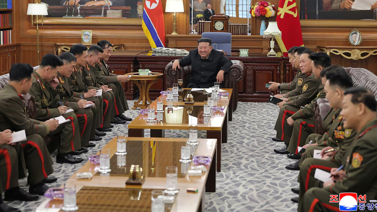 রাশিয়ার হয়ে যুদ্ধ করা উত্তর কোরীয় সেনাদের ‘বীর’ আখ্যা দিলেন কিম