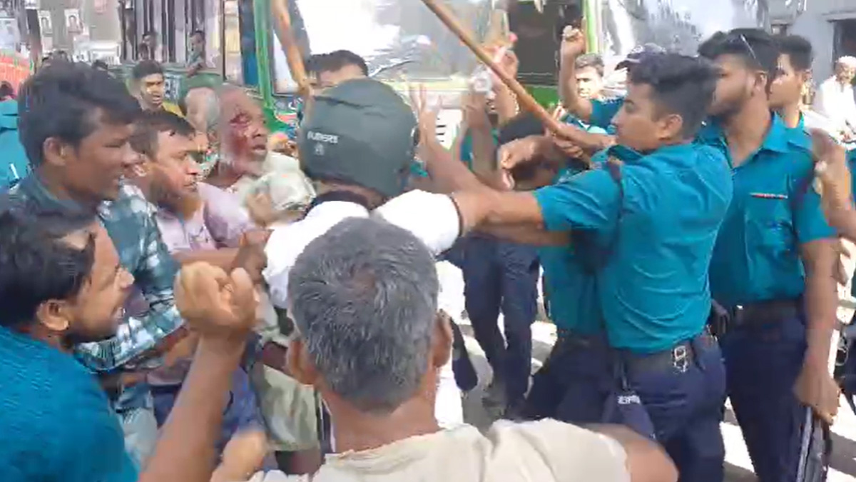 প্রেসক্লাবের সামনে দুর্বৃত্ত ও পুলিশ সদস্যদের হামলায় তিন গণমাধ্যমকর্মী আহত