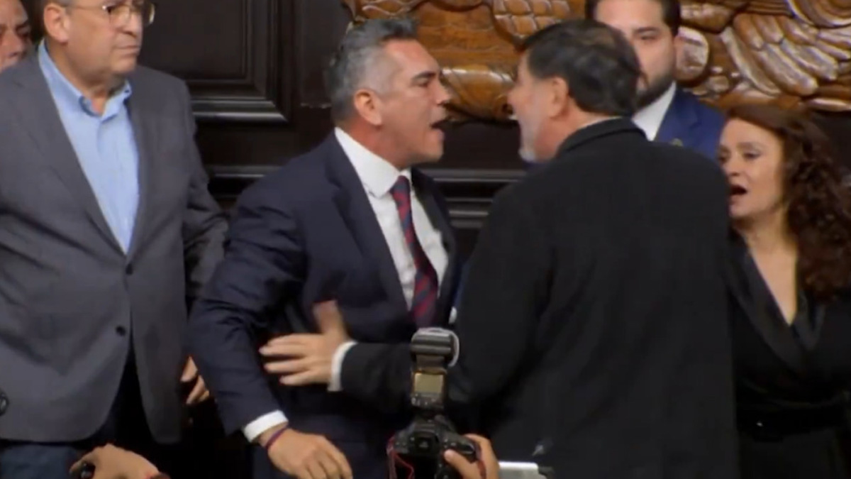 মেক্সিকান পার্লামেন্টে আইনপ্রণেতাদের হাতাহাতি