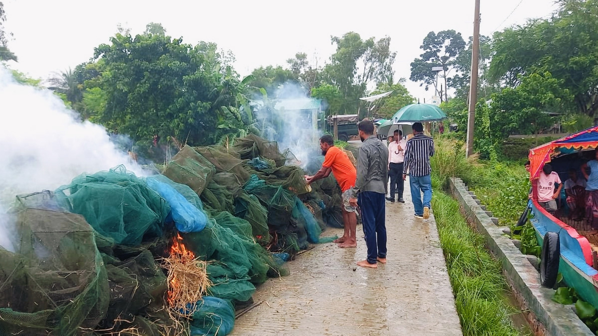 নাটোরে ৬ লাখ টাকা মূল্যের নিষিদ্ধ জাল জব্দ
