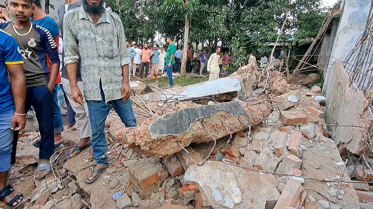 নেত্রকোণায় ভবন ভাঙার সময় ছাদ ধসে ৩ শ্রমিক নিহত