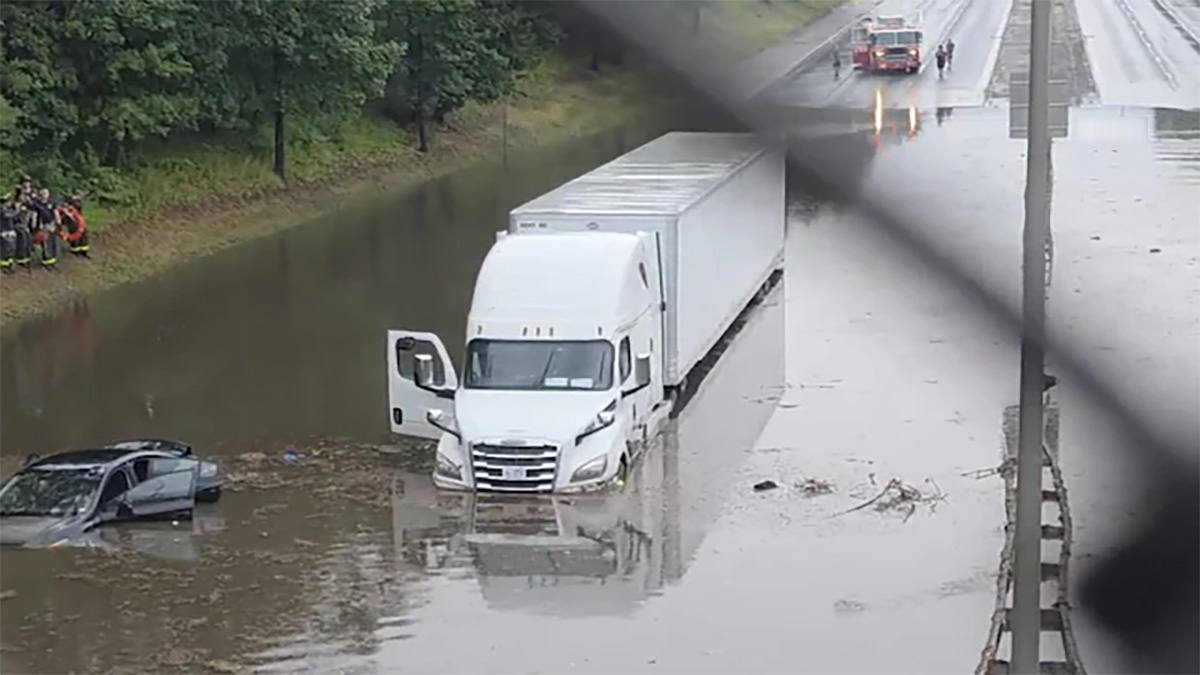 টানা বৃষ্টিতে যুক্তরাষ্ট্রের বিভিন্ন স্থানে বন্যা