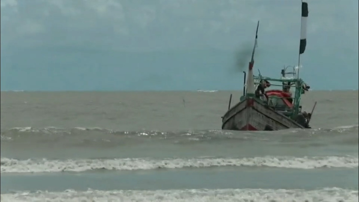 বঙ্গোপসাগরে ট্রলার ডুবির দুদিন পর ১৪ জেলেকে উদ্ধার, নিখোঁজ ৬