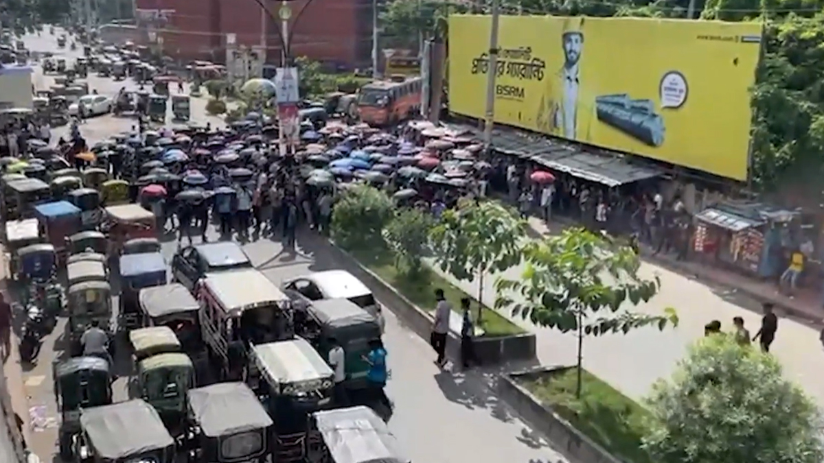 প্রকৌশল শিক্ষার্থীদের ওপর পুলিশি হামলার প্রতিবাদে ঢাকা-রাজশাহী মহাসড়ক অবরোধ