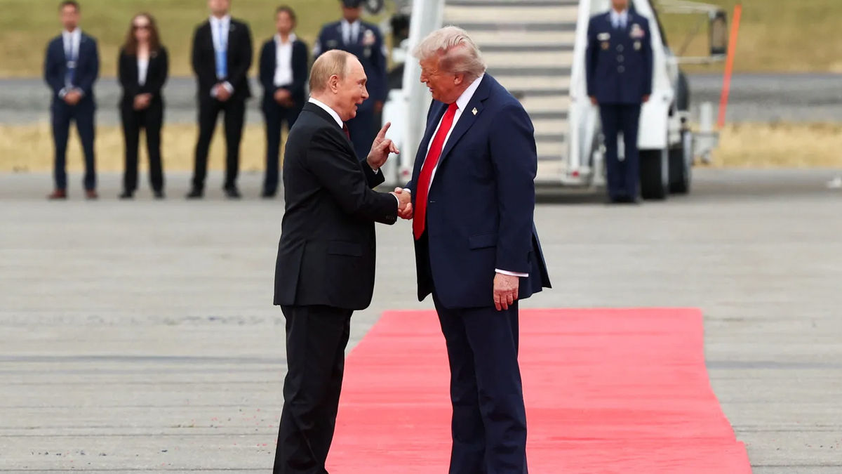 লাল গালিচায় পুতিনকে সংবর্ধনা দিলেন ট্রাম্প