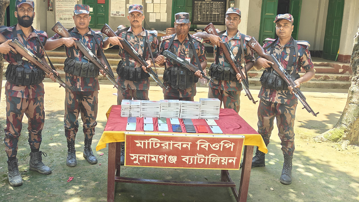 সুনামগঞ্জ সীমান্তে বিপুল ভারতীয় স্মার্টফোন জব্দ