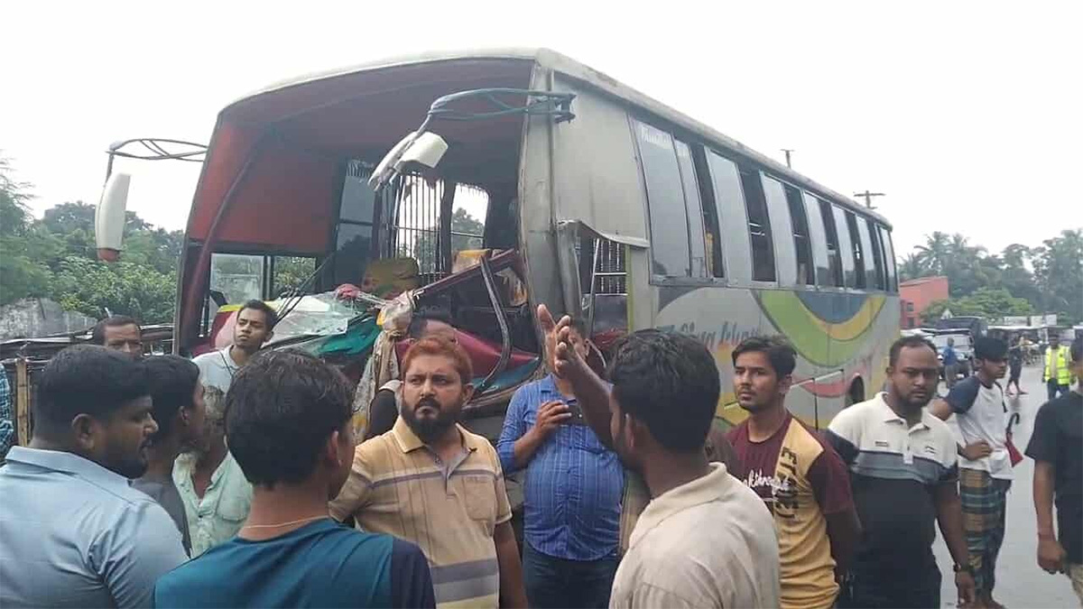 সাতক্ষীরায় বাস-কাভার্ড ভ্যান মুখোমুখি সংঘর্ষে আহত ১৫