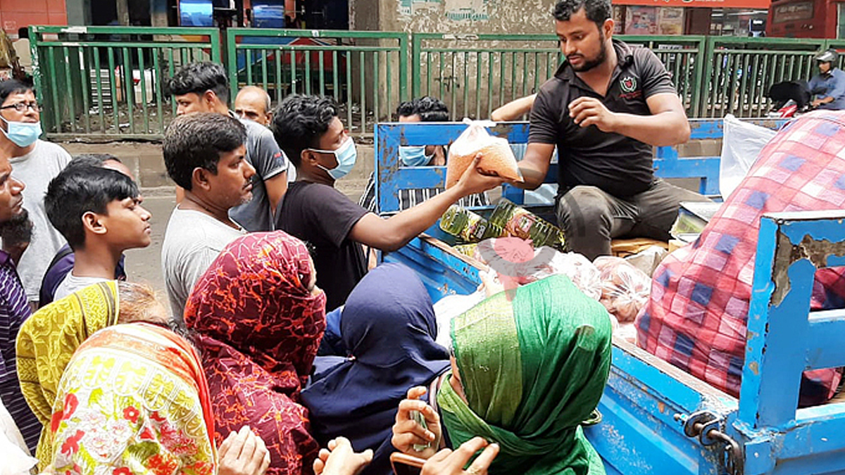 ট্রাকে টিসিবির পণ্য বিক্রি শুরু আজ, মিলবে তেল-চিনি ও ডাল