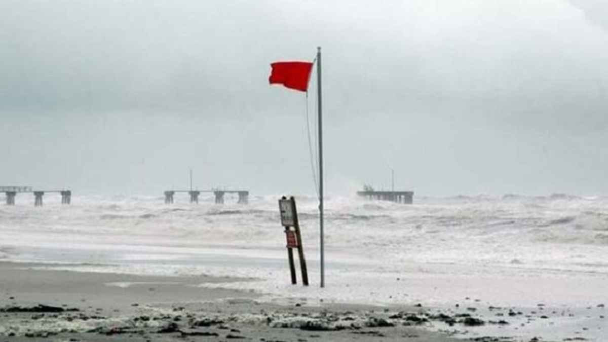 চার সমুদ্রবন্দরে ৩ নম্বর সতর্ক সংকেত