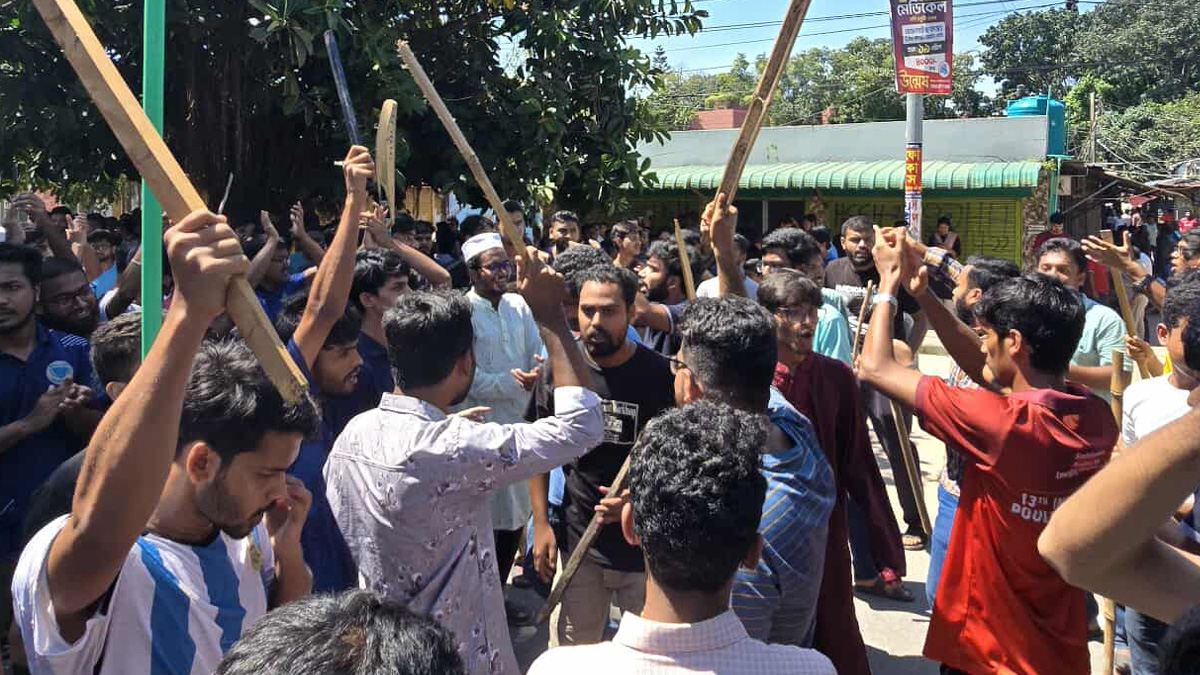 হল ছাড়ার নির্দেশ প্রত্যাখ্যান করে বাকৃবি শিক্ষার্থীদের বিক্ষোভ