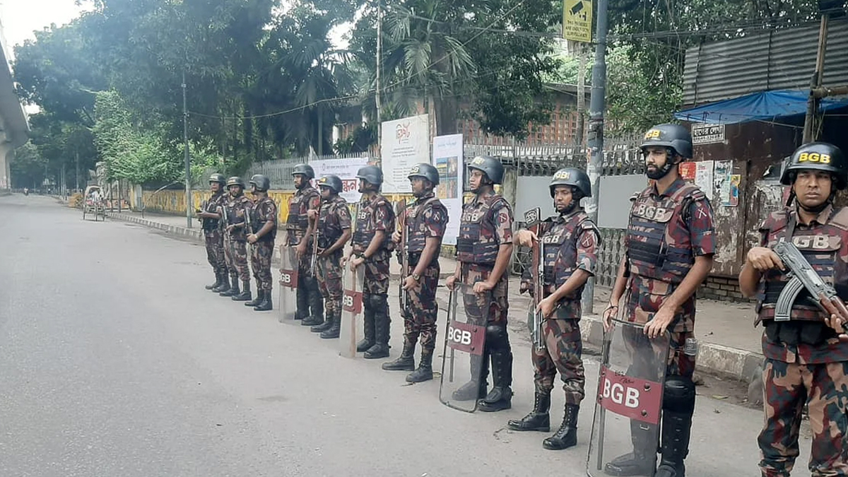 ঢাবিতে প্রবেশে কঠোর নিয়ন্ত্রণ, বিজিবির টহলও চলছে